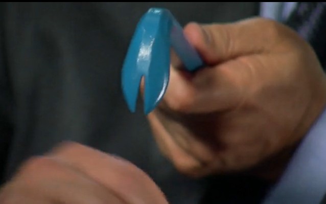 Image of the end of the type of nail puller promoted by Pathologist Blum as the weapon used to assault Kent Heitholt. Nail pullers of this type typically have an opening of about ¼ inch to allow securing of the nail before pulling. Still from CBS news video.